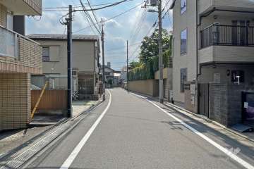 敷地北側の前面道路（東側から）