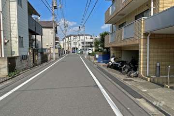 敷地北側の前面道路（西側から）