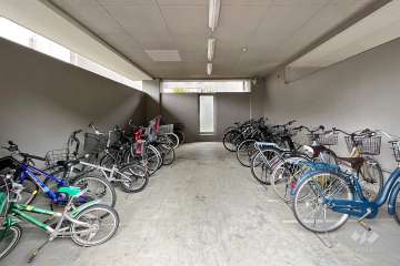 屋内に設けられた駐輪場