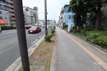 敷地南西側の前面道路（南東側から）