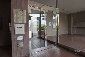 エントランスはオートロック付きです。