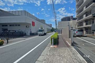 敷地東側の前面道路（北側から）