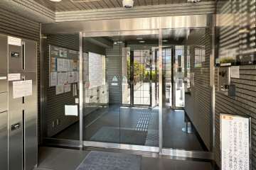 エントランスはオートロック付きです。