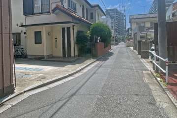 敷地の南側前面道路（東側から）