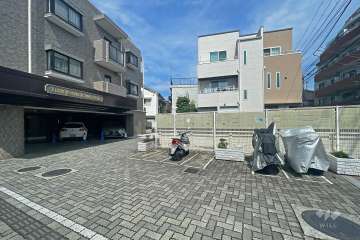 敷地内駐車場（屋内平面式）とバイク置場