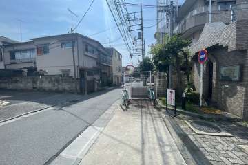 敷地の北側前面道路（西側から）