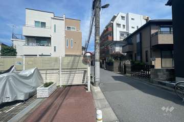 敷地の北側前面道路（東側から）