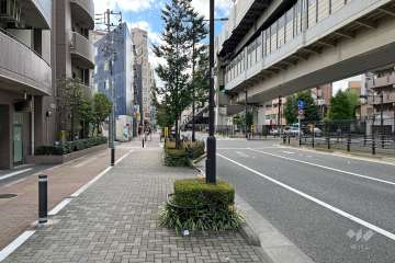敷地北西側の前面道路（北東側から）