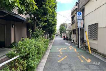 敷地南西側の前面道路（北西側から）