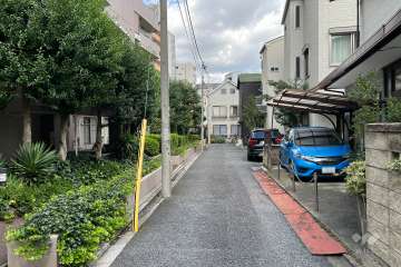 敷地東側の前面道路（南側から）