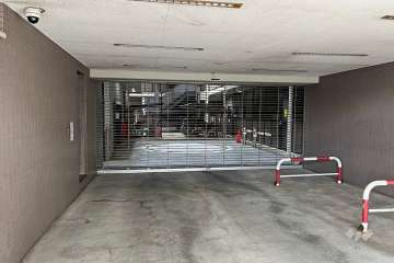 駐車場の出入り口（リングシャッター付き）