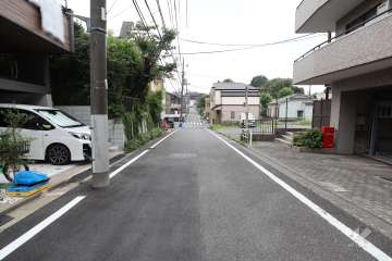 敷地の東側前面道路
