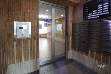 エントランスはオートロック付きです。