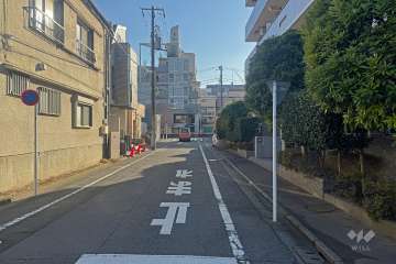 敷地の東側前面道路（北側から）