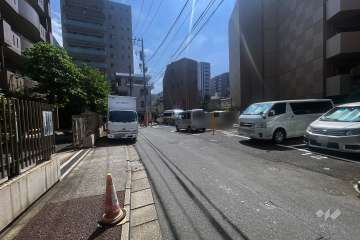 敷地の北側前面道路（西側から）