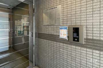 エントランスはオートロック付きです。