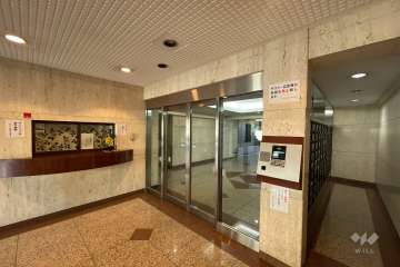 エントランスはオートロック付きです。