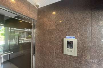 エントランスはオートロック付きです。