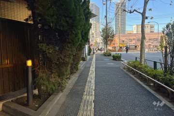 敷地北側の前面道路（東側から）