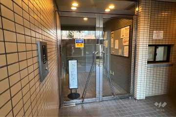 エントランスはオートロック付きです。