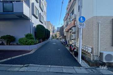 敷地の南東側前面道路（南西側から）