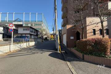 敷地の北側前面道路（西側から）