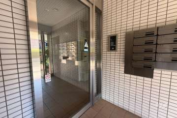 エントランスはオートロック付きです。