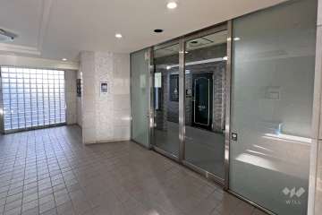 エントランスはオートロック付きです。　