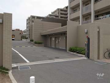 駐車場入口（ロボットゲート付き）