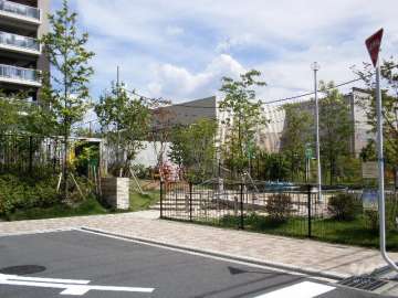 マンションの敷地南西側に公園があります。