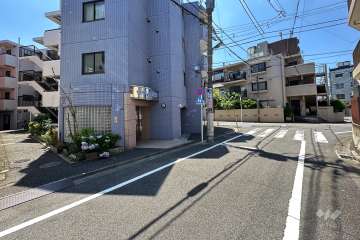 敷地北東側の前面道路（南東側から）