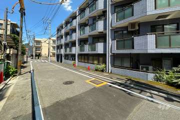 敷地北西側の前面道路（南西側から）