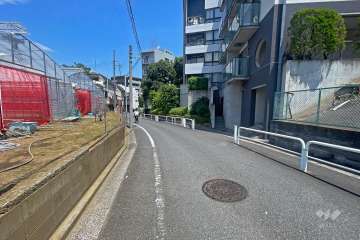 敷地の西側前面道路（南側から）