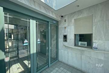 エントランスはオートロック付きです。