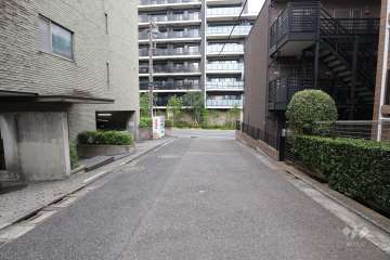 敷地南側の前面道路（東側から）