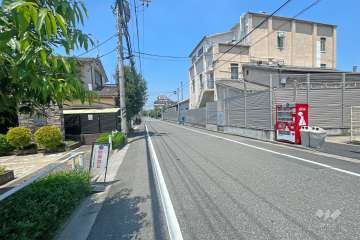 敷地西側の前面道路（南側から）