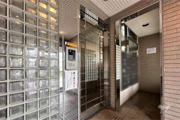 エントランスはオートロック付きです。