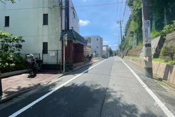 敷地の西側前面道路（北側から）