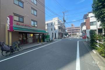 敷地の北側前面道路（東側から）