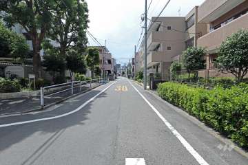 敷地の北側前面道路（東側から）