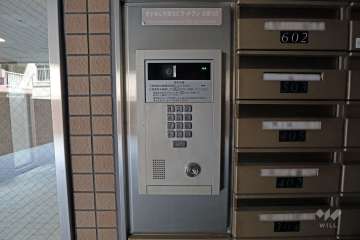 エントランスはオートロック付きです。