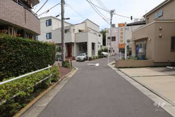 敷地南側の前面道路（西側から）