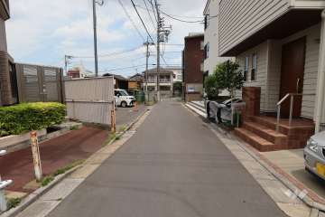敷地南東側の前面道路（南西側から）