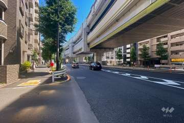 敷地東側の前面道路（南側から）