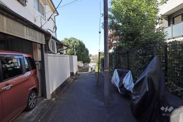 敷地の南側前面道路（東側から）