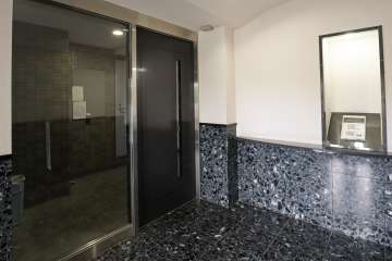 エントランスはオートロック付きです。