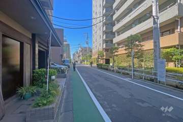 敷地の北側前面道路（西側から）