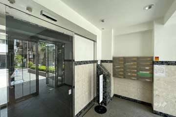 エントランスはオートロック付きです。