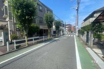 敷地の北側前面道路（東側から）
