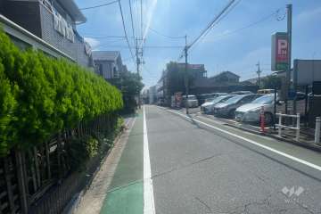 敷地の北側前面道路（西側から）